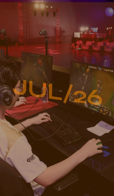 Visão de perfil de um jogador de esports focado, usando fones de ouvido e jogando um jogo de estilo MOBA em seu monitor.